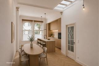<p><strong>Karaktervol renovatieproject op een toplocatie in Borgerhout!</strong></p>
<p><strong>Droom jij van een woning die je volledig naar eigen hand kunt zetten? In een van de meest charmante straten van Borgerhout vind je dit pand met een overvloed aan potentieel. Achter de karaktervolle gevel schuilt een zee aan ruimte, wachtend op een creatieve visie.</strong><br /><br />Een rustige woonstraat met prachtige gevels, maar met de dynamiek van de stad om de hoek. Winkels, hippe hotspots en invalswegen liggen op een steenworp afstand.</p>
<span><strong>INDELING:</strong></span><br />Binnenin biedt het pand een overvloed aan ruimte dankzij de indeling met drie volwaardige verdiepingen, twee tussenverdiepingen en een praktische kelder. Deze royale structuur, aangevuld met een buitenruimte, vormt het ideale blanco canvas voor een totaalrenovatie. <br /><br />Na de werken kan hier een prachtige gezinswoning ontstaan met een comfortabele indeling, waar lichtrijke leefruimtes, meerdere slaapkamers en verschillende badkamers centraal staan. Of u nu droomt van een riante gezinswoning of een unieke stadswoning met een ruim thuiskantoor; de veelzijdige indeling leent zich moeiteloos voor talloze architecturale mogelijkheden, volledig afgestemd op uw eigen smaak en behoeften.<br /><br /><span><strong>BIJZONDERHEDEN</strong></span><br />* Te renoveren woning met enorm veel potentieel<br />* <span>Reeds uitgevoerde werken</span>: vloerplaat geïsoleerd<br />* vernieuwing achterste dak en achtergevel geïsoleerd<br />* Elektriciteit groten deels vernieuwd<br />* Gelegen op centrale en goede locatie <br />* Dak in goede staat en geïsoleerd.<br />* Nieuwe ramen - dubbele beglazing - muren geïsoleerd<br />* Gelijkvloers is vloerverwarming geplaatst maar nog niet aangesloten.
