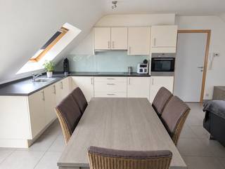 Zeer rustig gelegen twee-slaapkamer appartement te Erembodegem in nabijheid van openbaar vervoer, scholen en natuur. Het appartement bevindt zich op de derde verdieping en beschikt over een lift tot de 2 verdieping. Het omvat een lichtrijke leefruimte met open keuken, twee slaapkamers, een badkamer met douche, een afzonderlijk toilet en een berging. In de huurprijs zit 1 staanplaats inbegrepen. De maandelijkse lasten bedragen 45 euro (omvattende onderhoud lift, kuisen gemeenschappelijke delen, ...) Indien dit recent appartement u kan interesseren, aarzel niet ons te contacteren.