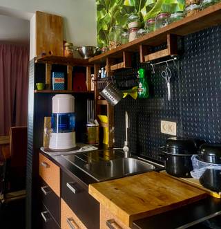 Hoi,bedankt om hier te komen kijken.Ik mag wel zeggen dat ik een uniek, kleurrijk huis ben.Ik sta vlak bij de vesten en dijken in Lier, in de...