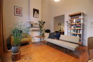 <p>Interesse? Gelieve uw gegevens in te vullen onderaan de advertentie op onze website www.sinjoor.be. De dossierverantwoordelijke zal nadien zo snel mogelijk contact met u opnemen.</p><p>Fan van authentieke charme met modern comfort? Ontdek snel dit karakter appartement</p><p>Gelegen aan het groene Park Spoor Noord. Het park is een hit bij de Antwerpenaars die hier komen spelen, zonnebaden of sporten. Nabij een talrijk aanbod van winkels, gezellige restaurants en cafés en tevens direct aan alle grote invalswegen. Openbaar vervoer, deelvervoer en Velo-station op wandelafstand.</p><p>•          Authentieke elementen<br />•          Beschikbaar vanaf 1/06/2026</p><p>Dit appartement van 60 m² is gelegen op de eerste verdieping van een kleinschalig gebouw met 4 appartementen dat volledig werd opgefrist.<br /> <br />De moderne leefruimte op parket is ingedeeld in een living, eetkamer en keuken met geïnstalleerd met toestellen en aansluiting voor wasmachine. Via de gemeenschappelijke hal heb je toegang tot de badkamer met douche, wastafel, toilet en handdoek droger en aansluitend de slaapkamer aan de rustige achterzijde van het gebouw.</p><p>De elektriciteit op individuele meter op naam van huurder.<br />Maandelijkse kosten € 75/ maand (Elektriciteit gemene delen, beheer, diversen en  privatief verbruik van water).<br /> </p>