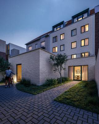 Cet appartement fait partie de « La Duette I », un petit projet immobilier neuf situé sur la Zeelaan, au cœur de Koksijde-Bain. Il se caractérise par un agencement bien pensé et des finitions haut de gamme, s'inscrivant dans l'architecture intemporelle d'ARCAS.<br /><br />Situé au troisième étage et occupant tout l'étage, cet appartement exceptionnel d'environ 149 m² offre un cadre de vie spacieux à quelques pas de la mer et de la digue. Grâce à son orientation sud-ouest, vous profiterez pleinement du soleil de l'après-midi et du soir. De grandes baies vitrées à l'avant et à l'arrière ainsi qu'une terrasse d'environ 15 m² garantissent un ensoleillement maximal et une agréable sensation d'espace extérieur.<br /><br />Agencement : Grand hall d'entrée | pièce à vivre lumineuse avec accès à la terrasse | cuisine entièrement équipée avec coin repas | première chambre | deuxième chambre | troisième chambre | première salle de bains avec baignoire, douche et lavabo sur meuble | deuxième salle de bains avec douche et double lavabo sur meuble | deux toilettes séparées | 2 débarras avec pompe à chaleur, système de ventilation D et raccordement pour lave-linge/sèche-linge.<br /><br />La Duette dispose de places de stationnement en surface et d'un parking souterrain accessible via un ascenseur pour voitures depuis la Hertstraat, de débarras privés, d'un local à vélos et de bornes de recharge en option pour les voitures électriques.<br /><br />Cette propriété constitue une solution d'habitation exceptionnelle en bord de mer et un investissement à valeur stable au cœur de Koksijde-Bain.<br /><br />Achat possible à 6 % de TVA !