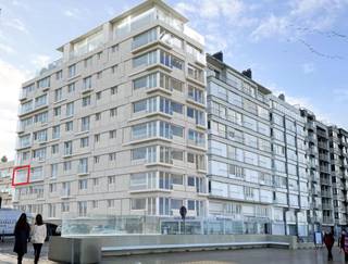 Discover this beautifully and stylishly renovated one-bedroom apartment with a side sea view, situated on the third floor. The light-filled living area with sea views flows seamlessly into the kitchen. The spacious bedroom offers direct access to a terrace. Furthermore, the apartment features a modern bathroom and a practical cellar for extra storage space. Situated in a prime location, close to the beach and within walking distance of public transport, shops, restaurants and the town centre, this apartment is a rare opportunity. Perfect as a permanent home, a second home or a profitable investment. Seize this opportunity and be charmed by the appeal and potential of this unique flat. Book your viewing today!
