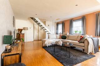 <strong>Duplexappartement</strong> met ruim <strong>terras</strong> (50m²!) gelegen in centrum van <strong>Hoogstraten</strong> in schitterend monumentaal pand "Residentie De Rijkswacht".<br /><br /><span><strong>Indeling:</strong></span> <br />
<ul>
<li>Ruime leefruimte met open keuken</li>
<li>Toilet</li>
<li>Berging</li>
<li>Groot <strong>terras</strong> van ca. 50m²!</li>
</ul>
<strong>Verdieping:</strong><br />
<ul>
<li><strong>2 slaapkamers</strong></li>
<li>Badkamer</li>
</ul>
<br /><strong>Carport</strong> en extra vuilnisberging inbegrepen.<br /><strong><span><br />Algemeen:</span></strong> <br />
<ul>
<li>Momenteel verhuurd</li>
<li>EPC C</li>
<li>Elektriciteit conform</li>
</ul>