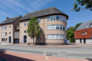 <u><strong>KIJKDAGEN: Zaterdag 27/06 van 10u - 12u en zondag 28/06 van 9u30 tot 11u30.</strong></u><br /><br />Deze ruime penthouse van maar liefst 262m² is uitstekend gelegen in het centrum van Zandhoven, op wandelafstand van winkels, scholen, horeca en openbaar vervoer. Een ideale combinatie van ruimte, comfort en een centrale ligging.<br /><br />Het appartement bevindt zich op de tweede en derde verdieping van een kleinschalig gebouw en beschikt over maar liefst vijf volwaardige slaapkamers en twee volledig uitgeruste badkamers, wat het uitermate geschikt maakt voor grotere gezinnen of wie extra ruimte wenst.<br /><br />Op de tweede verdieping komt u binnen via de inkomhal, die toegang geeft tot alle ruimtes. Op deze verdieping bevinden zich twee slaapkamers. Verder vindt u hier een apart gastentoilet, een praktische wasplaats en een badkamer uitgerust met een bad/douche, dubbele lavabo en toilet. Via de nachthal bereikt u ook het zonnige terras.<br /><br />De lichtrijke leefruimte met grote raampartijen zorgt voor een aangename natuurlijke lichtinval en een open gevoel. De tijdloze keuken bevindt zich in een aparte ruimte, wat zorgt voor rust en comfort tijdens het koken.<br /><br />Via de trap in de leefruimte bereikt u de bovenverdieping. Hier bevinden zich nog drie bijkomende slaapkamers. Bovenaan de trap is een ruime, lichtrijke polyvalente ruimte, ideaal als bureau, speel- of hobbyruimte. Op deze verdieping is er bovendien een tweede badkamer, identiek uitgerust met bad/douche, dubbele lavabo en toilet, evenals twee ruime bergingen.<br />Via een uitklapbare trap is de zolder bereikbaar, die zich uitstrekt over de volledige woning en extra opbergruimte biedt.<br /><br />Tot slot beschikt het gebouw over een gemeenschappelijke kelderverdieping met bijkomende bergruimte en parkeermogelijkheden.<br />Een autostaanplaats en kelderberging kan optioneel worden aangekocht aan € 25.000. Momenteel is er ook een mogelijkheid tot het huren van een extra parking.<br /><br />Troeven op een rij:<br />EPC: 142 kWh/m² – Label B (energiezuinig)<br />Centrale ligging met alles vlot bereikbaar<br />Open zicht<br />Zeer ruime indeling met veel mogelijkheden<br />Elektriciteit conform<br /><br />*inpressie ter illustratie van de mogelijkheden<br /><br />Stedenbouwkundige inlichtingen in aanvraag.<br />Kwartaalprovisie gemeenschap: €423/kwartaal = €141/mnd<br /><br />Bent u op zoek naar een ruim duplex appartement?<br />Plan uw bezoek via nel@vanbredavastgoed.be of bel 03/866 26 73.