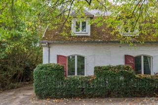<p>Welkom in de prestigieuze Acacialaan in Herent, een gegeerde, groene en kindvriendelijke villawijk waar privacy centraal staat. Hier geniet u van wonen in een exclusief kader, terwijl u toch slechts op enkele minuten verwijderd bent van het bruisende centrum van Leuven. Scholen, winkels, openbaar vervoer en belangrijke invalswegen bevinden zich allemaal binnen handbereik, waardoor deze locatie moeiteloos comfort en bereikbaarheid combineert.<br /><br />Op dit uitzonderlijke perceel van maar liefst 69 are vindt u een charmante villa in open bebouwing, verscholen tussen volwassen groen en omgeven door een zee van ruimte. Het ruime perceel zorgt niet alleen voor volledige privacy, maar biedt ook ongezien veel mogelijkheden voor tuinliefhebbers, gezinnen die houden van buitenleven of wie droomt van een luxueuze buitenruimte.<br /><br />De woning beschikt over vijf volwaardige slaapkamers, waardoor ze ideaal is voor grote gezinnen. De leefruimtes zijn royaal en licht, met grote raampartijen die u voortdurend laten genieten van het prachtige groene uitzicht rondom de woning.<br /><br />Deze woning vormt een zeldzame combinatie van topligging, uitzonderlijke buitenruimte en inspirerend renovatiepotentieel. Voor wie op zoek is naar een exclusieve woonomgeving midden in het groen, maar met alle voorzieningen binnen handbereik, is dit een unieke kans die u niet mag missen.</p>
<p><br /><br /></p>