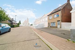 In de Keukelstraat 36 in Wingene bevindt zich deze ruime woning met 5 slaapkamers, 2 badkamers en een gezellige tuin. Dankzij de centrale ligging, de royale bewoonbare oppervlakte en de vele mogelijkheden vormt deze eigendom een interessante opportuniteit voor zowel gezinnen als investeerders.<br /><br />De woning beschikt over een praktische en functionele indeling met voldoende ruimte voor een groot gezin. Met maar liefst 5 slaapkamers en 2 badkamers biedt deze woning heel wat wooncomfort. Bovendien werden reeds enkele delen van de woning vernieuwd, waardoor een goede basis aanwezig is voor verdere modernisering naar eigen smaak.<br /><br />Buiten geniet u van een gezellige tuin, een aangename plek om tot rust te komen en te genieten van het buitenleven.<br /><br />Troeven<br />• Centrale ligging in Wingene<br />• 5 volwaardige slaapkamers<br />• 2 badkamers<br />• Ruime en praktische indeling<br />• Deels vernieuwd (plat dak isolatie + nieuw pellet kachel) <br />• Gezellige tuin<br />• Momenteel verhuurd aan €700/maand<br />• Interessant als investering of gezinswoning<br /><br />Een interessante opportuniteit voor wie op zoek is naar veel ruimte, een gunstige ligging en een woning met toekomstpotentieel.<br />Interesse? Bel ons via 050 50 12 12 voor meer informatie of een bezoek.