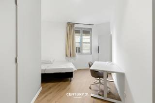 <span><strong>**Opbrengsteigendom met 18 kamer in THE HIVE**</strong></span><br /><br /><span>Welkom in Residentie The Hive, gelegen aan de </span><strong>Diestsesteenweg</strong><span>, een belangrijke verbindingsas tussen verschillende Leuvense wijken. We bevinden ons in het hart van Kessel-Lo, op wandelafstand van talrijke voorzieningen en de achterzijde van het station van Leuven, op een steenworp van het stadscentrum.</span><br /><br /><span>The Hive omvat </span><strong>18 kamers</strong><span>, elk uitgerust met </span><strong>eigen sanitair</strong><span>, waarvan enkele met een privatief terras. Deze residentie omarmt het studentenleven en biedt alle mogelijkheden om aangenaam samen te wonen. Zo beschikt het gebouw over een </span><strong>inpandige fietsenstalling</strong><span>, een vuilnisberging, een</span><strong><span> </span>gemeenschappelijke tuin</strong><span> van 60 m², een </span><strong>ontspanningsruimte</strong><span> met dakterras en twee </span><strong>gemeenschappelijke keukens</strong><span>. Naast de doordachte indeling zorgen de kwalitatieve materiaalkeuze en de hoogwaardige afwerking voor een duidelijke meerwaarde en een hedendaagse uitstraling.</span><br /><br /><span>Het gebouw genereert een netto jaarrendement van €137.800, wat neerkomt op een rendement van </span><strong>3,60%</strong><span>. Dit maakt het tot een zorgeloze investering met onmiddellijk rendement.</span><br /><span><br /><strong><span>Meer informatie of een bezichtiging ter plaatse? Aarzel niet en contacteer Jacky via jacky@connect-immo.be of 0495 53 46 49</span><br /><br /></strong>EPB Startverklaring!</span>