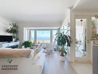 Dit schitterend vernieuwde appartement is gelegen op de 4DE verdieping van de residentie SAN REMO, het gebouw bevindt zich op de Zeedijk waardoor er een schitterend panoramisch zicht op zee is. Het appartement werd enkele jaren geleden vernieuwd en verkeert dan ook in perfecte staat. De ruime woonkamer typeert zich door de brede gevel en het ruime terras. De open keuken biedt voldoende kastruimte en is voorzien van alle toestellen. Verder is er een ruime berging, afzonderlijk toilet en de badkamer met inloopdouche. De 2 ruime slaapkamers geven beiden toegang tot het terras aan de achterzijde. Mogelijkheid tot aankoop van een standplaats in het gebouw (48.000 EUR).