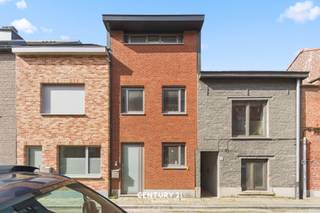 <span><strong>**Opbrengsteigendom - uit te voeren verkregen vergunning**</strong></span><br /><br />In dé Gildenstraat, een uiterst rustige, autoluwe straat gelegen in de nabijheid van de Tiensestraat bieden wij u dit opbrengstpand aan. Bestaande toestand is 6 studentenkamers (niet vergund) maar er werd een vergunning bekomen voor het uitvoeren naar 1 woning en 3 studentenkamers. Om meer precies te zijn: een woning: gelijkvloers en op de eerste verdieping een badkamer en twee slaapkamers. Daarnaast een aparte ingang, fietsenstalling, trap omhoog naar de tweede verdieping. Op deze verdieping kan je dan een keuken en twee studentenkamers vinden. Met dan op de derde verdieping een derde studentenkamer. Deze aanpassingswerken zijn geraamd op 60.000,- EUR dewelke de eigenaar indien gewenst wil uitvoeren voor de kopende partij. <br /><br /><span><strong>Interesse in een bezoek ter plaatse? Dat kan! </strong></span><br /><span><strong>Contacteer onze Expert Investeringsvastgoed Jacky voor meer informatie of een bezichtiging ter plaatse. jacky@connect-immo.be</strong></span>