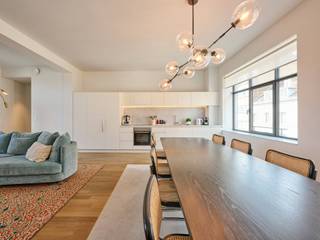 Ideaal gelegen tussen de Louizalaan en het Flageyplein, in een modernistisch gebouw uit de jaren 30, volledig gerenoveerd door architect Jean Nouvel, biedt dit gemeubelde appartement een bruto vloeroppervlakte van 121 m² (EPC) en twee slaapkamers.<br /><br />Het appartement, gelegen op de tweede verdieping, komt uit op een hal met een vestiaire en toilet, en een ruime woonkamer met een volledig ingerichte open keuken. De hoofdslaapkamer heeft een dressing en een eigen badkamer. De tweede slaapkamer, momenteel een kinderkamer, kan ook worden omgebouwd tot een kantoor of een klassieke slaapkamer met een eigen doucheruimte. Een aparte wasruimte maakt het geheel compleet. Deze renovatie heeft het historische karakter van dit voormalige kantoorgebouw van het Rode Kruis behouden, maar is voorzien van moderne energiezuinige technologieën.<br /><br />Andere: twee optionele parkeerplaatsen, een fietsenstalling, vloerverwarming en ventilatie met dubbele stroom. EPC: B+<br /><br />De Vijvers van Elsene bieden een groene en pittoreske omgeving, bekend om de nabijheid van restaurants en winkels. Een perfect compromis tussen natuur en stad. Snelle en gemakkelijke toegang tot het openbaar vervoer.<br /><br />Voor meer informatie kunt u contact opnemen met Mélody Bingoni op +32 (0)2 640 08 01.