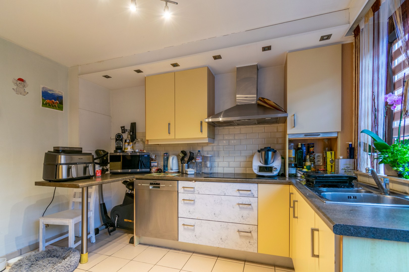 INSTAPKLARE WONING MET 3 SLAAPKAMERS, TUIN &amp; GARAGE ! - foto 4