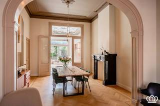 <p><span>Stijlvol en hoogwaardig gerenoveerd herenhuis met zuidgerichte stadstuin, gelegen op een absolute toplocatie in Antwerpen-Zuid! </span></p><p><span> </span></p><p><span>Gelijkvloers</span></p><p><span>Bij het betreden van dit neoclassicistische herenhuis in de Cuylitsstraat komt u in de royale inkomhal, waar de hoge plafonds, authentieke wand- en plafonddetails en de marmeren vloer onmiddellijk de grandeur van dit herenhuis weerspiegelen. Hier bevindt zich een gastentoilet met handenwasser. Vanuit de inkomhal bereikt u de leefruimte op eikenhouten visgraatparket, harmonieus ingedeeld in een eetkamer en een zithoek, beide voorzien van een originele marmeren schouw. Aansluitend bevindt zich de recente vernieuwde keuken op mortexvloer in hoogwaardig walnoothout, afgewerkt met composieten werkbladen en hedendaagse apparatuur. De keuken beschikt nog over een aparte ontbijtbar met sfeervolle koffiecorner. Via het grote schuifraam heeft u toegang tot het terras en de zuidgerichte tuin, een discrete en rustige buitenruimte in het hart van de stad.</span></p><p><span> </span></p><p><span>Eerste verdieping</span><span><br />De authentieke houten trap leidt naar de eerste verdieping. Hier bevindt zich de luxueus vernieuwde badkamer, voorzien van een dubbele marmeren wastafel en een meubel in massief gebrand eikenhout. Verder beschikt de badkamer over een ruime inloopdouche en een ligbad. Hiernaast is een apart toilet aanwezig. Op deze verdieping bevinden zich tevens twee ruime slaapkamers op eikenhouten visgraatparket, elk met een authentieke marmeren sierhaard. </span></p><p><span> </span></p><p><span>Tussenverdieping</span></p><p><span>Op de tussenverdieping bevindt zich een casco, af te werken ruimte, die diverse mogelijkheden biedt, waaronder de realisatie van een extra badkamer. </span></p><p><span> </span></p><p><span>Tweede verdieping</span></p><p><span>De tweede verdieping omvat twee ruime slaapkamers op eikenhouten visgraatparket, opnieuw elk met een authentieke marmeren sierhaard. </span></p><p><span>Daarnaast bevindt zich een extra kamer die momenteel is ingericht als dressing. </span></p><p><span> </span></p><p><span>Derde verdieping</span><span><br />Op de derde verdieping bevinden zich twee slaapkamers en een kantoorruimte uitgerust met een op maat gemaakt wandmeubel in walnoothout. </span></p><p><span>De volledige verdieping is afgewerkt met een eikenhouten visgraatparket.</span></p><p><span> </span></p><p><span>Vierde verdieping/zolder</span></p><p><span>Op de vierde verdieping bevindt zich nog een volledig afgewerkte en praktische zolderruimte. </span></p><p><span> </span></p><p><span>Souterrain</span></p><p><span>Het herenhuis beschikt over een volwaardig souterrain dat zich uitstrekt over de volledige oppervlakte van de woning en is opgedeeld in meerdere functionele ruimtes.<br />Vanuit het souterrain is er bovendien directe toegang tot de tuin. </span></p><p><span> </span></p><p><span>Tuin</span></p><p><span>Aan de achterzijde van het herenhuis bevindt zich een zuidgerichte tuin met verschillende terrassen en veel privacy.</span></p><p><span> </span></p><p><span>Bijzonderheden</span></p><p><span>- </span><span>De bewoonbare oppervlakte is inclusief het souterrain (ca. 95 m²) en exclusief de afgewerkte bergzolder (ca. 30 m²).</span></p><p><span>- Het herenhuis is gelegen op een uiterst gegeerde locatie in Antwerpen-Zuid</span></p><p><span>- Gunstig EPC-label, elektriciteit conform en asbestveilig/vrij</span></p><p><span>- Sinds 2023 werd het herenhuis grondig gerenoveerd met behoud van authentieke elementen waardoor het karakter en de grandeur behouden is gebleven.</span></p><p><span> </span></p><p><span> </span></p><p><span> </span></p><p><span> </span></p><p><span> </span></p><p><span> </span></p><p><span> </span></p>