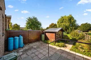 Deze charmante rijwoning in Tienen biedt een comfortabele leefomgeving met een woonoppervlakte van circa 120 m². De woning beschikt over een ruime tuin, ideaal om van het buitenleven te genieten en tot rust te komen na een drukke dag. Met een goede opfrisbeurt bezit deze woning veel potentieel om volledig naar eigen smaak ingericht te worden. Dankzij de praktische indeling is het een uitstekende starterswoning voor wie graag een persoonlijke touch wil geven aan zijn nieuwe thuis. Binnen vindt u twee ruime slaapkamers die voldoende ruimte bieden voor een gezellige slaapkamerinrichting en extra opbergmogelijkheden. De badkamer is functioneel en biedt alle basiscomfort. De woning vraagt om een update, maar dit geeft u de kans om elke ruimte optimaal te benutten en te moderniseren volgens uw wensen. De ideale ligging in Tienen maakt dit pand des te aantrekkelijker; u woont dichtbij alle belangrijke voorzieningen en verbindingen. Naast het woongenot beschikt deze woning ook over twee parkeerplaatsen, een groot pluspunt in het centrum van Tienen. Het is een prima instapklare en toekomstgerichte investering, perfect voor starters die op zoek zijn naar een gunstige locatie met veel mogelijkheden. Grijp deze kans om van deze rijwoning uw droomhuis te maken!