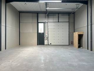 Nieuwbouw KMO-unit van ca. 165 m² gelegen te Pittem.Specificaties van nieuwbouw KMO-unit:- vrije hoogte van ca. 6m- polybetonvloer- Geïsoleerd...