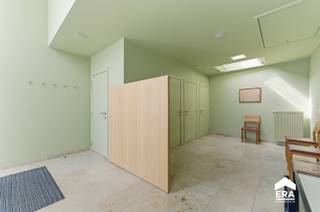 [[ DIT PAND NEEMT DEEL AAN DE ERA OPEN HUIZEN DAG OP 13/6 VAN 11:00 TOT 12:00 ]]
<p>Bent u op zoek naar een eigendom met potentieel op een centrale locatie? Dit uitstekend onderhouden pand aan de Westlaan in Roeselare biedt, mits verbouwing en goedkeuring van een bestemmingswijziging door Stad Roeselare, interessante mogelijkheden voor de realisatie van een woning.</p>

<p>Het pand werd gebouwd in 1997 en beschikt over een bruikbare oppervlakte van 78 m². Dankzij de solide staat van onderhoud vormt het een uitstekende basis voor wie op zoek is naar een woonproject op een strategische locatie nabij het stadscentrum.</p>

<p>Afhankelijk van uw woonwensen kan de huidige indeling worden herwerkt tot een comfortabele stadswoning met leefruimte, keuken, slaapkamer(s), badkamer en bergruimte.</p>

<p>De ligging vormt een belangrijke troef. Het pand bevindt zich langs de Westlaan, vlak bij winkels, openbaar vervoer, het administratief centrum en andere dagelijkse voorzieningen.</p>

<p>Daarnaast beschikt het pand over centrale verwarming op aardgas en twee airco-units.</p>

<p>Een interessante opportuniteit voor wie op zoek is naar een centraal gelegen woonproject met tal van mogelijkheden.</p>

<p><em>Bestemmingswijziging en eventuele verbouwingswerken zijn ten laste van de koper en steeds onder voorbehoud van de nodige vergunningen en goedkeuringen.</em><br /><br />Contacteer uw ERA-makelaar voor een bezoek.<br /><br /><strong>JOUW DROOMPAND. ZO GEVONDEN!</strong></p>