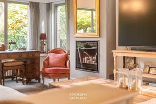<p><span>Ligging<br /></span><span>Deze klassevolle villawoning situeert zich in een rustige residentiële straat in Sleidinge. <br />De dorpskern met winkels, scholen en het station ligt vlakbij. <br />De R4 en de grote verkeersassen liggen binnen handbereik. <br />Hier woon je in een groene, gezinsvriendelijke omgeving met alle voorzieningen in de buurt.<br /><br /></span><span>Mooie en karaktervolle villa met zonnige tuin op 916 m²<br /></span><span>Deze statige villa staat op een perceel van 916 m². <br />De woning combineert klassieke allure met een warm en verzorgd interieur.<br />Via de inkomhal kom je in de ruime leefruimte. <br />Grote raampartijen zorgen voor veel licht en een mooi zicht op de tuin. <br />Het salon heeft een sfeervolle haard. <br />De eethoek kijkt uit op het groen. <br />Een parketvloer brengt warmte in het geheel.<br />De keuken is functioneel ingericht met twee ovens, een inductiekookplaat, een dampkap en veel kastruimte.<br />Een aparte wasplaats en een inpandige garage vervolledigen het gelijkvloers.<br />Op de eerste verdieping zijn er vier slaapkamers.<br />De hoofdslaapkamer heeft een Frans balkon met zicht op de tuin.<br />Een tweede kamer met balkon kijkt uit op de voorzijde en een derde slaapkamer is momenteel ingericht als wellnessruimte met infraroodsauna (inclusief) en lavabo. <br />De badkamer heeft een ligbad met douchewand, lavabomeubel en een hangtoilet.<br />Een extra troef is de volledig ingerichte zolderverdieping / studio met slaapkamer, bureauhoek, badkamer met hydromassagedouche, lavabomeubel en toilet.<br />Ideaal voor een tiener, gasten of een thuiskantoor.<br /><br />Buiten geniet je van een grote tuin, zonnig terras, volwassen groen en heel wat privacy.<br />Aan de voorzijde liggen een verzorgde voortuin, extra parking en een oprit richting garage.<br /><br /></span><span>Extra<br /></span><span>/ elektriciteit conform<br />/ kelder<br />/ haardcassette<br />/ rolluiken<br />/ airco verdieping 2<br />/ zonnewering keuken<br />/ overdekt terras<br /><br /></span><span>Troeven<br /></span><span>/ ultra gezellige villa<br />/ grote, zonnige tuin<br />/ 4 slaapkamers + studio<br />/ instapklaar<br /><br /></span></p>