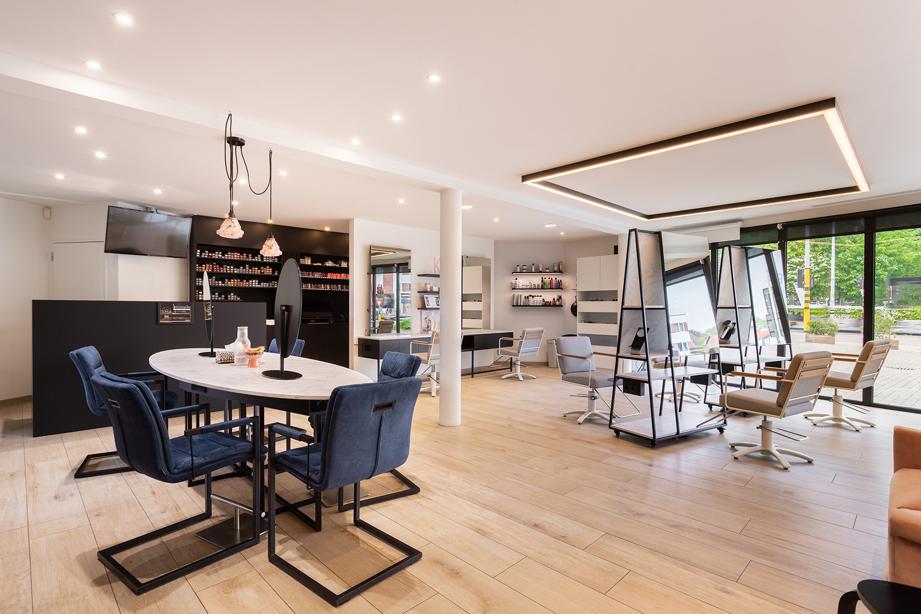 Modern gebouw met handel gelijkvloers en duplex-appartement. - foto 4