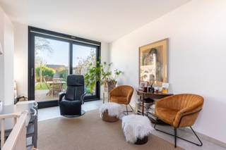 Deze lichte en gezellige woning ligt vlakbij het centrum en het park van Kapellen, met winkels en openbaar vervoer op een steenworp afstand.De...