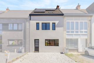 This move-in ready home was completely renovated and combines modern living comfort with energy efficient techniques. The house has 4 bedrooms,...
