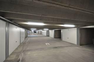 Gesloten garagebox met kantelpoort onder het Stübbenpark op niveau -3, afmetingen: 6m x 2m80 . Automatische toegangspoort, inrijhelling,...