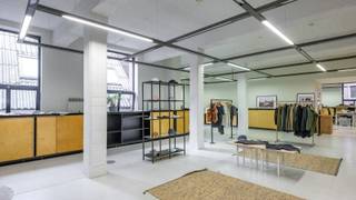 Kantoor te huur in oud pakhuis. Eén van de eerste pakhuizen die in de omgeving van het Eilandje gerenoveerd werden. Mooie renovatie, met behoud van authentieke elementen, die geleid heeft tot een gebouw met vele mogelijkheden zowel naar bestemming toe als naar flexibiliteit. Goede ligging in het noorden van Antwerpen met parkeermogelijkheden voor de deur (betalend). Dit kantoor is +/-423m² groot.
