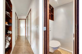 <p></p>
<p>Ontdek dit prachtig gerenoveerde appartement op de vijfde verdieping, met een adembenemend uitzicht over de Place de Bastogne. De hoofdinkom is beveiligd en het gebouw beschikt over een lift, waardoor je vlot en veilig toegang hebt.</p>
<p>Bij het binnenkomen word je verwelkomd in een inkomhal met videofoon en geblindeerde voordeur. De ruime, lichtrijke living van 32 m² biedt een aangename leefruimte. Aansluitend bevindt zich een volledig ingerichte keuken, voorzien van alle toestellen, en een praktische washoek.</p>
<p>De moderne badkamer is smaakvol afgewerkt. Er zijn twee slaapkamers: één van 14 m² en één van 8 m² – ideaal voor een koppel, klein gezin of wie extra ruimte wenst.</p>
<p>Gelegen vlak bij het centrum van Brussel, dicht bij de Basiliek van Koekelberg, winkels, scholen, openbaar vervoer en de Ring. Een rustige, maar perfect bereikbare ligging.</p>
<p>Extra troeven: een gemeenschappelijke fietsenstalling en een privatieve kelder voor opslag.</p>
<p>Momenteel verhuurd aan €1.150/maand + €180 lasten. Ideaal als investering of instapklaar wooncomfort in de hoofdstad.</p>