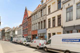 <p>Gelegen in de oudste wijk van Doornik, op een steenworp van de bastions, bestaat dit gemengd gebouw met 3 entiteiten uit het volgende:<br /><br />Op het gelijkvloers: Een grote inkomhal en een mooie kantoorruimte met kitchenette en badkamer.<br /><br />Op de 1e verdieping: Een appartement met woonkamer, keuken, badkamer en één slaapkamer.<br /><br />Op de 2e verdieping: Een duplex met inkomhal, apart toilet, zithoek, half ingerichte keuken, badkamer en twee slaapkamers.<br /><br />In de kelder: Een kelder.<br /><br />TECHNISCH: Individuele tellers voor water/gas/elektriciteit, brandweerverslag in orde, centrale verwarming op gas, houten/PVC-ramen met gedeeltelijk dubbele beglazing, aansluiting op de riolering, duplex verhuurd voor €575/maand, KI €1.561.</p>