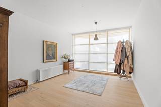 <p>Ontdek deze uitzonderlijke, instapklare villa op een absolute toplocatie aan de <strong>rand van Wetteren</strong>, pal op de grens met het charmante Laarne. Deze woning biedt de perfecte balans tussen een oase van rust en een uitstekende <strong>bereikbaarheid</strong>. Dankzij de nabijheid van belangrijke invalswegen bent u vlot verbonden met de omliggende steden, terwijl alle nodige voorzieningen zoals winkels, scholen en openbaar vervoer zich in de directe omgeving bevinden.</p><p></p><p>Bij het binnenkomen via de elegante inkomhal ervaart u meteen het grote ruimtegevoel dat deze villa kenmerkt. Aan de voorzijde bevindt zich een <strong>aparte, lichtrijke bureauruimte</strong>. Dankzij de strategische ligging bij de inkom is deze kamer niet alleen ideaal voor telewerk, maar leent ze zich ook perfect voor de uitoefening van een vrij beroep of zelfstandige activiteit. De royale woonkamer vormt het sfeervolle hart van het huis. <strong>Grote raampartijen</strong> zorgen hier voor een overvloed aan natuurlijk licht en een prachtig uitzicht op de achterliggende tuin. Aansluitend vindt u de volledig <strong>geïnstalleerde keuken</strong>, die van alle moderne comfort is voorzien, en een uiterst praktische wasruimte/berging met extra opbergmogelijkheden.</p><p></p><p>De eerste verdieping beschikt over een nachthal die toegang biedt tot maar liefst op <strong>vijf volwaardige, comfortabele slaapkamers</strong>. Eén van deze kamers is momenteel smaakvol ingericht als een royale dressing. Daarnaast bevindt zich op deze verdieping de verzorgde <strong>badkamer</strong>. De tweede verdieping is bereikbaar via een praktische zoldertrap. Hier treft u een zeer ruime zolder aan die een schat aan extra opbergruimte biedt of, mits de nodige aanpassingen, nog tal van andere mogelijkheden kan bieden.</p><p></p><p>De absolute kers op de taart is de prachtig aangelegde buitenomgeving. In de <strong>fraai onderhouden, privacybiedende tuin</strong> is het puur genieten. Het verfrissende zwembad is ongetwijfeld de blikvanger en staat garant voor heerlijke zomerdagen en het ultieme vakantiegevoel in eigen land.</p><p></p><p>Ook op technisch en energetisch vlak scoort deze villa uitstekend en is ze volledig klaar voor de toekomst. Met een <strong>gunstig EPC-label B </strong>geniet u van een lage energiefactuur en een optimaal wooncomfort. Bovendien is de woning volledig <strong>asbestveilig</strong> geattesteerd en wordt de <strong>elektriciteit</strong> bij de verkoop volledig <strong>conform</strong> afgeleverd.</p><p></p><p>Kortom, een unieke en instapklare opportuniteit voor gezinnen of ondernemers die op zoek zijn naar ruimte, luxe, comfort en een strategische ligging! Contacteer ons snel voor een bezoek ter plaatse.</p>