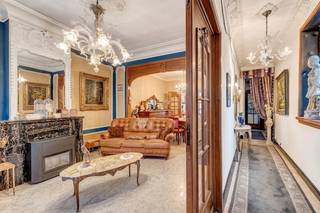 Ontdek deze karaktervolle herenwoning met prachtige art-decoaccenten, op slechts 20 meter van het winkelcentrum van Geraardsbergen. Authentieke elementen, hoge plafonds en royale ruimtes maken dit de ideale woning voor liefhebbers van karakter en stijl.<br /><br />Via de statige inkomhal bereikt u de lichtrijke leefruimte, eetkamer, het salon, de keuken, de trappenhal en de kelder. Het salon en de eetkamer worden gescheiden door een authentieke houten deurpartij met geslepen glas, een echte blikvanger. Achteraan bevinden zich de keuken, badkamer en veranda met toegang tot de gezellige stadstuin. Het bijgebouw van ca. 11 m² per verdieping biedt tal van mogelijkheden als hobbyruimte, atelier of berging.<br /><br />De eerste verdieping telt twee ruime slaapkamers, waarvan één met een natuurstenen terras aan de voorzijde. Op de tweede verdieping bevinden zich nog twee volwaardige slaapkamers. Via een vaste trap bereikt u de ruime inrichtbare zolder, ideaal voor extra slaapkamers of een polyvalente ruimte.<br /><br />Dankzij de centrale ligging, vlak bij winkels, scholen, openbaar vervoer en het historische centrum, vormt deze herenwoning een unieke opportuniteit. Mits een energetische renovatie creëert u hier een stijlvolle gezinswoning waarin authentieke charme en hedendaags wooncomfort perfect samengaan.<br />4 slaapkamers en inrichtbare zolder, achterbouw kan moeiteloos open getrokken worden tot open leefruimte. <br />Na energetische renovatie is dit een ware parel in het centrum van Geraardsbergen.