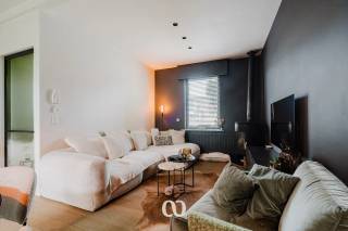 Ben jij op zoek naar een mooi afgewerkte woning met een gezellige tuin en een praktisch bijgebouw in het centrum van Kruishoutem? Gevonden!<br /><br />De stijlvolle keuken, de twee volwaardige slaapkamers en de vlotte verbinding met invalswegen zoals de E17 zijn maar enkele van de vele troeven die we hier terugvinden.<br /><br />INDELING:<br /><br />GLV:<br />Je komt de woning binnen via de inkomhal. Van hieruit heb je toegang tot de open leefruimte die naadloos overloopt in de mooie keuken met zicht op de tuin. Verder bevindt zich op het gelijkvloers ook een badkamer met toilet. Daarnaast heb je toegang tot de kelder en de garage.<br /><br />1eV:<br />Op het eerste verdiep kom je boven in de nachthal. Van hieruit heb je toegang tot twee volwaardige slaapkamers.<br /><br />BIJGEBOUW:<br />De woning beschikt ook nog over een ruim bijgebouw, dat momenteel gebruikt wordt als wasplaats en extra bergruimte. Deze ruimte is minder goed geïsoleerd dan de woning zelf, wat een invloed heeft op de EPC-score. Dit biedt echter ook mogelijkheden voor wie op zoek is naar extra opslagruimte of een hobbyruimte.<br /><br />Lijkt deze woning wel iets voor jou? Aarzel dan zeker niet en contacteer ons vandaag nog voor een afspraak!