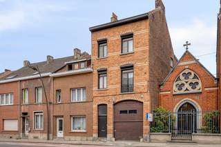 Welkom in dit charmant Herenhuis te centrum Halle. Je wordt verwelkomd in de grote inkomhal die leidt naar een praktische mooi verlichte ruimte...