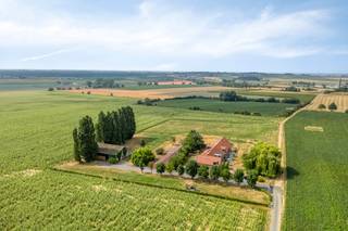 Bent u op zoek naar een unieke, instapklare droomwoning waar karakteristieke charme naadloos samensmelt met hedendaagse luxe? Deze volledig gerenoveerde luxe landhuis biedt een ongeëvenaarde combinatie van opmerkelijke volumes, hoogwaardige comfortvoorzieningen en een uitzonderlijk panoramisch uitzicht. Gelegen op een riant perceel van maar liefst 15.750 m² garandeert deze eigendom 100% privacy, rust en veiligheid.<br /><br />Stap binnen in een wereld van licht, ruimte en verfijning. Met de hoogwaardige afwerking en praktische indeling is elke ruimte in dit pand ontworpen om te genieten.<br /><br />Er is een ruime leefkeuken, eetplaats en gezellig salon. Al deze ruimten genieten van veel natuurlijke lichtinval en een naadloze afwerking.<br /><br />De woning beschikt onder meer over een prachtige ontvangstruimte voor het ontvangen van van familie en vrienden. Deze ruimte is voorzien van een eigen keuken en extra hoge plafonds.<br /><br />Op de eerste verdieping zijn er 5 royale slaapkamers en 3 moderne badkamers. Dit ales uitgerust met hoogwaardige materialen voor een dagelijks gevoel van luxe. Ideaal voor een groot gezin of logees.<br /><br />Buiten kunt u genieten van een mooie tuin met prachtige verzichten over het heuvellandschap. Dit alles met de nodige privacy.<br /><br />Op het perceel staat er nog een stalling die momenteel gebruikt wordt als opslagplaats en een ruime loods.<br /><br />Bestuursmaatregelen in het maatregelenregister: in aanvraag