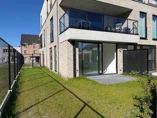 Grijp deze unieke kans! Dit is het laatste beschikbare appartement in Residentie Balique, een stijlvolle nieuwbouwresidentie langs de Brugstraat in Sint-Job-in-'t-Goor. Het appartement is onmiddellijk beschikbaar, zodat u zonder wachttijd kunt genieten van een energiezuinige en comfortabele nieuwbouwwoning. Dankzij de 6% BTW-optie biedt dit appartement niet alleen topkwaliteit, maar ook een financieel voordeel bij aankoop, onder de geldende voorwaarden.<br /><br />Indeling van het appartement:<br />•Inkomhal met gastentoilet<br />•Ruime leefkeuken en lichte woonkamer<br />•2 comfortabele slaapkamers<br />•Praktische berging<br />•Moderne badkamer met hoogwaardige afwerking<br /><br />Vanuit de woon- en eetkamer heeft u toegang tot de privatieve tuin met buitenterras, ideaal voor ontspanning en buitenleven.<br /><br />In de ondergrondse verdieping bevinden zich een privatieve autostaanplaats en een privatieve kelderberging (ca.12m²). De autostaanplaats en kelderberging zijn inbegrepen in de verkoopprijs. Er is een tweede autostaanplaats mogelijk mits meerprijs.<br /><br />Energiezuinig en comfortabel wonen:<br />•E-peil maximum 20 voor lage energiekosten en optimaal comfort<br />•Vloerverwarming en lucht-water warmtepomp met koelfunctie<br />•Zonnepanelen voor energie-efficiëntie<br />•Kwalitatieve afwerking van keuken, sanitair en vloeren<br />•Aandacht voor licht, lucht en binnenklimaat<br /><br />Waarom kiezen voor Residentie Balique?<br />•6% BTW-optie biedt aanzienlijke belastingvoordelen bij aankoop<br />•Duurzaam en energiezuinig wonen met een E-peil van maximum 20<br />•Moderne architectuur en hoogwaardige afwerking<br />•Centraal gelegen in een rustige, toch goed bereikbare buurt<br /><br />Mis deze laatste opportuniteit niet. Contacteer ons vandaag nog voor meer informatie of een bezichtiging van dit instapklare appartement.