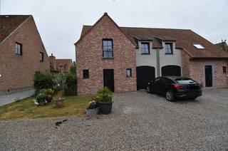 Deze halfopen woning met inpandige garage is gelegen op wandelafstand van het centrum van de landelijke parochie Doomkerke, deelgemeente van Ruiselede, op een rustig woonerf met vlotte toegang tot de rustgevende Vorte Bossen.<br />Vooraan de woning zijn twee autostaanplaatsen. Achteraan ligt een onderhoudsvriendelijke zuidgerichte tuin met terras.<br /><br />Indeling:<br />Glv: Inkomhal - gastentoilet - leefruimte - keuken voorzien van vaatwasmachine, koelkast, dubbele spoelbak, kookplaat, dampkap, combi-oven - berging.<br /><br />1e V: nachthal met toegangsluik tot de zolder - 3 slaapkamers - badkamer voorzien van dubbele lavabo, bad en inloopdouche - apart toilet.<br /><br />Algemeen:<br />- EPC 3 - E2<br />- Energiezuinige woning<br />- Vloerverwarming op basis van warmtepomp - zowel op gelijkvloers als op eerste verdieping<br />- Zonnepanelen aanwezig <br />- Regenwaterput aanwezig van 10 000 liter<br />- Mogelijkheid tot overname gordijnen en kast master bedroom van huidige huurder<br />- Beschikbaar vanaf 01/11/2026<br /><br />Huurprijs: € 1045/maand.<br />