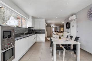 <p><span><br /></span><span>🏡</span><span> Welkom bij uw droomhuis in Wervik! Deze prachtige woning biedt alles wat u zoekt en meer. Met zijn ruime indeling, moderne afwerking en centrale ligging, is dit de perfecte plek om thuis te komen.</span></p><p><span>Met maar liefst 4 slaapkamers is er voldoende ruimte voor het hele gezin. Elk vertrek is zorgvuldig ontworpen en biedt een oase van comfort en rust. En met airconditioning kunt u het hele jaar door genieten van een aangename temperatuur.</span></p><p><span>🌳</span><span>Buiten is er een grote tuin waar u kunt ontspannen en genieten van de natuur. De tuin biedt niet alleen groen en privacy, maar ook een polyvalente ruimte waar u uw creativiteit de vrije loop kunt laten gaan. Of het nu gaat om een thuiskantoor, een speelruimte of een hobbyruimte, de mogelijkheden zijn eindeloos.</span></p><p><span>🚗</span><span> Daarnaast beschikt deze woning over een inpandige garage, waardoor parkeren geen probleem is. En de centrale ligging zorgt ervoor dat u binnen handbereik bent van alle voorzieningen, zoals winkels, scholen en openbaar vervoer.</span></p><p><span>Deze prijs is een vanaf prijs, ieder bod boven deze prijs zal worden voorgelegd aan de eigenaar</span></p><p><span>🔑</span><span> Klaar om uw nieuwe leven te beginnen in deze prachtige woning? Neem vandaag nog contact met ons op voor een bezichtiging </span><span>op het nr. 056 96.08.00 of mail naar info@property-vastgoed.be</span></p>
