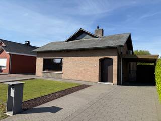 Gelijkvloerse, energiezuinige woning met 3 slaapkamers. Deze uitstekend onderhouden en energiezuinige gelijkvloerse woning is rustig gelegen in...