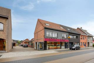 Handelspand:<br />- Volledig ingerichte winkel vooraan (32m²)<br />- Momenteel ingerichte bakkerij achteraan (420m²!) <br />- Overkapping 60m²<br />- zolderruimte boven bakkerij (110m²)<br /><br />Woning:<br />Gelijkvloers<br />- Volledig ingerichte keuken (15m²)<br />- Woonkamer (22m²) met aansluitend een veranda (13m²)<br />Eerste verdieping<br />- Drie slaapkamers (14m², 16m² en 24m²) waarvan de hoofdslaapkamer uitgerust is met airco<br />- Badkamer (9m²) uitgerust met dubbele wastafel, bad-douche combinatie, toilet<br />Tweede verdieping<br />- Drie slaapkamers (8m², 12m², 18m²)<br /><br />Buiten is er een fijne tuin met omheind verwarmd zwembad. De ruime oprijlaan geeft toegang tot twee garages.<br /><br />DIVERSEN<br />- Houten ramen met dubbel glas<br />- CV op stookolie <br />- Pand met vele mogelijkheden, contacteer ons zeker voor een bezoek! <br /><br />Bestuursmaatregelen in het maatregelenregister: in aanvraag