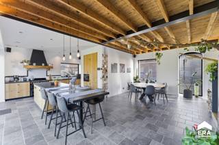 🏡 Vastgoedtopper: luxueus afgewerkte open bebouwing met royale tuin van 570 m² in rustige liggingIndelingGelijkvloers: * Inkom * Toilet met...
