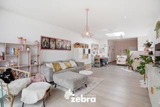 Deze volledig gerenoveerde woning bevindt zich op een rustige maar centrale locatie in Tielt, nabij winkels, scholen en openbaar vervoer.<br /><br />Bij het binnenkomen komt u in de inkomhal, die toegang biedt tot een multifunctionele kamer die bijvoorbeeld kan dienen als bureau of opslagruimte. Vervolgens betreedt u de lichtrijke leefruimte met open keuken, uitgerust met oven, kookplaat en een vaatwasser die eventueel kan worden overgenomen. Daarnaast is er een praktische berging/wasplaats en een apart toilet op het gelijkvloers.<br /><br />Op het eerste verdiep vindt u één slaapkamer en een ruime, moderne badkamer voorzien van dubbele lavabo, een inloopdouche, ligbad en toilet.<br /><br />Het tweede verdiep bevinden zich nog twee slaapkamers. <br /><br />Buiten geniet u van een gezellige buitenruimte met twee terrassen – één vooraan en één achteraan in de tuin - en een praktische tuin van ongeveer 100 m² met tuinhuis voor extra berging. De tuin beschikt bovendien over een uitweg langs achteren, wat extra gemak biedt.<br /><br />Deze woning combineert comfort, praktische indeling en een gunstige ligging. Bovendien heeft ze een EPC-score B, wat duidt op een energiezuinige woning. <br /><br /><strong>Ook wild geworden van deze thuis?<br />Twijfel niet langer en leg vandaag nog uw bezoek vast!</strong>