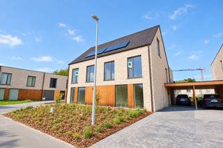 Uitzonderlijk ruime nieuwbouwwoningen (BEN = Bijna Energie Neutraal), gelegen op een rustige locatie aan de Bruggestraat te Zandhoven. Dit kleinschalig project omvat 6 halfopen bebouwingen en 1 open bebouwing, telkens met 3 of 4 volwaardige slaapkamers, ruime tuin en parking. Elke woning beschikt over een inkomhal met ruimte voor vestiaire en afzonderlijk toilet met handenwasser; zitruimte; volledig ingerichte leefkeuken met eetplaats en handige bijkeuken. Directe toegang via het schuifraam tot tuin. Op de verdieping zijn er telkens 3 of 4 volwaardige slaapkamers; apart toilet; bureauruimte; en riante badkamer. Voorts beschikken de woningen over een garage of carport. Hedendaagse architectuur en zeer energiezuinige woning voorzien van alle modern comfort met o.a. vloerverwarming door middel van warmtepomp, zonnepanelen, regenwaterrecuperatie, maximum E-peil 30,... Verkoop onder BTW-stelsel (registratierechten op het grondaandeel). Werken in een eindfase en beschikbaar bij akte. Kijk op www.immopatio.be voor meer informatie of bezoek onze modelwoning!