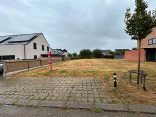<p>Het betreft lot 32, een perceel bouwgrond bestemd voor een halfopen eengezinswoning, gelegen aan de Nachtegaalstraat, tussen huisnummers 17 en 21, te 2590 Berlaar.</p><p>Het perceel maakt deel uit van een recente verkaveling in een rustige en kindvriendelijke woonomgeving, op korte afstand van het centrum, winkels, scholen en het station.</p><p>De toegelaten gevelbreedte bedraagt 7,50 m. Het perceel heeft een breedte van 10,50 m en een totale oppervlakte van 4 a 85 ca, oftewel 485 m².</p><p>Indien gewenst is de aanpalende bouwgrond Lot 33 voor halfopen bebouwing met een perceeloppervlakte van 5a44ca ook te koop.</p>
