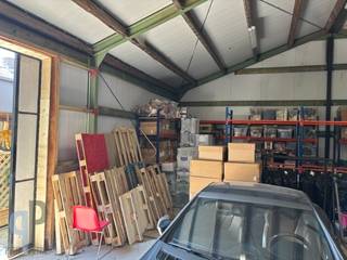 Op een centrale ligging (gewestweg N415 tussen Oosterzele (N42) en Brakel (N8), vinden we deze loods van 98m² (9,8m x 10m) en inrijhoogte van 2,8 meter, op een terrein (bouwgrond) van 630 m². Deze loods leent zich ideaal voor stockage en heeft ook nog veel buitenruimte. Deze loods is aansluitbaar via fluvius (momenteel beschikt men over elektriciteit). Vrij bij akte. Voor meer inlichtingen of een bezoek, contacteer Veronique 0483/676579