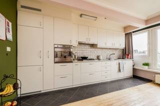 <p><span>Dit lichtrijke appartement van 75 m² geniet van een uitstekende ligging, vlak bij het centrum van Mechelen en op wandelafstand van station Nekkerspoel. </span></p><p><span>Gelegen op de bovenste verdieping van het gebouw biedt het een prachtig open uitzicht en veel natuurlijke lichtinval gedurende de hele dag.</span></p><p><span>Het appartement werd volledig gerenoveerd in 2003 en omvat een ruime woonkamer met open keuken, een nachthal met ingemaakte kast, een badkamer, een apart toilet, een praktische berging en twee slaapkamers die beide toegang geven tot een klein terrasje. Op de overloop, recht tegenover de lift, bevindt zich bovendien een ruime private berging met aansluiting voor een wasmachine en droogkast. Daarnaast beschikt het appartement ook over een eigen kelderruimte.</span></p><p><span>Dankzij de functionele indeling, de centrale ligging en het mooie uitzicht vormt dit appartement een ideale woonst voor starters, koppels of investeerders. Met het opschuren van de parketvloer en enkele beperkte afwerkingswerken kan het appartement volledig naar eigen smaak worden opgefrist en is het meteen instapklaar.</span></p><p><span>Een unieke kans voor wie comfortabel wil wonen op een toplocatie, dicht bij winkels, openbaar vervoer, scholen en alle voorzieningen die de stad te bieden heeft.</span></p><p><span> </span></p><p><span> </span></p>