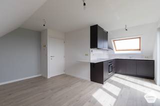 Op de derde verdieping van de residentie 'Weldaad' vinden we dit prachtig gerenoveerd appartement met één slaapkamer terug.Gelegen in het charmante...