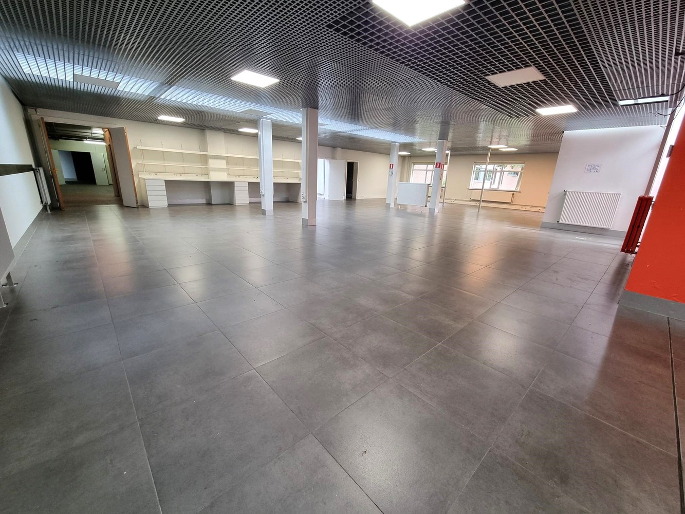 Kantoorgebouw met magazijnruimte, bruto vloeropp 1770 m² op een perceel gelegen van 49a85ca. - foto 5