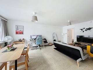 Op zoek naar een instapklaar 1-slaapkamerappartement in hartje Gent? Dan is dit gezellige appartement in de rustige Speldenstraat precies wat je nodig hebt.Dit appartement situeert zich nabij de Vrijdagmarkt, pal in het centrum van Gent en op wandelafstand van alle nodige faciliteiten zoals drink- en eetgelegenheden, winkels en openbaar vervoer.Indeling van het appartement: leefruimte met voorzien van veel lichtinval - keuken - slaapkamer met badkamer (lavabo, douche en toilet) - kelderberging De gemeenschappelijke kosten, onder de vorm van een provisie, bedragen 90,00 EUR en dienen voor het onderhoud van de gemene delen.Beschikbaar vanaf 01/01/2026.