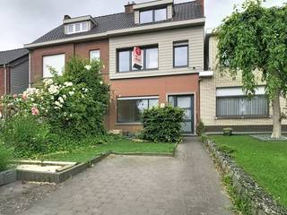 Bent u op zoek naar een nieuwe thuis die rust, comfort en een uitstekende ligging combineert? Dit charmante huis in het landelijke Kieldrecht biedt het allemaal. U geniet hier van een weids uitzicht over de omliggende velden, terwijl u toch vlak bij alle nodige voorzieningen woont.De indeling van dit huis is als volgt:Gelijkvloers:-Inkomhal-Leefruimte-Geïnstalleerde keuken-Berging en wasplaats-Gastentoilet-Veranda-TerrasEerste verdieping:-Nachthal-Slaapkamer 1-Slaapkamer 2 met ingemaakte kast-Geïnstalleerde badkamer met toiletTweede verdieping:-Zolderkamer met ingemaakte kastenEen van de grootste troeven van dit pand is zonder twijfel de ligging in Kieldrecht. U geniet van een rustige, landelijke omgeving, maar bevindt zich tegelijkertijd op een boogscheut van lokale winkels, scholen en het openbaar vervoer. Daarnaast is deze woning strategisch gelegen voor wie werkt in de nabijgelegen Waaslandhaven of vlot wil pendelen, dankzij de snelle verbinding met de oprit van de E34.Hebt u interesse in het huren van deze woning? Vraag uw bezoek aan via dewaele.com. Bij het pand klikt u op de rode knop "bezoek aanvragen". Vervolgens wordt u stap voor stap doorheen het aanmaken van het huurprofiel geleid. Vervolgens nemen wij contact met u op.