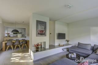 In de rustige en gegeerde Oosterveldlaan bevindt zich dit instapklare gelijkvloers hoekappartement met 2 volwaardige slaapkamers, een ruim terras...