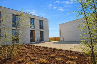 Zeer recente en energiezuinige woning (Bijna Energie Neutraal), gelegen in een rustige, heraangelegde straat met zicht over agrarisch gebied en op wandelafstand van het centrum van Broechem, bestaande uit: inkomhal met ruimte voor vestiaire en afzonderlijk hangtoilet met handenwasser; leefruimte met mooie plafondhoogte van 2m90, open en hyper ingerichte keuken, handige bijkeuken met aansluiting voor wasmachine. Op de verdieping zijn er 4 volwaardige slaapkamers, deels met ingemaakte kasten; badkamer voorzien van inloopdouche, ligbad, dubbel lavabomeubel en hangtoilet; berging / technische ruimte. Voorts beschikt de woning over een aangename tuin met terras en tuinberging. De tuin is toegankelijk langs de achterzijde en geeft uit op een gemeenschappelijke groenzone / speelweide met een fantastisch uitzicht over agrarisch gebied en bomen. De woning beschikt over een private autostaanplaats en bezoekersparking. Recente woning (bouwjaar: 2022) met alle modern comfort zoals vloerverwarming met condensatieketel op aardgas, ventilatie, zonnepanelen, zonnescreens, regenwaterrecuperatie, groendak, enz. EPC: 46 kWh/m². Beschikbaarheid overeen te komen.