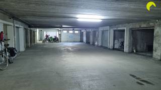 <p><span>Gunstig gelegen ondergrondse garagebox aan het Brilschanspark in Berchem.</span></p><p><span>Inrit via de Florent Bauduinstraat. </span></p><p><span> </span></p><p><span>In hetzelfde gebouw wordt een kelderberging van 2.500 euro eveneens te koop aangeboden.</span></p><p><span> </span></p><p><span>Voor meer info of een bezoek ter plaatse bel 03/449.42.41 of surf naar www.habicom.be </span></p><p><span>Benieuwd naar de waarde van jouw woning? Check het gratis op www.watismijnhuiswaard.be</span></p><p><span> </span></p>